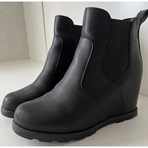 Universal Thread/Target black wedge ankle booties. Size 8.